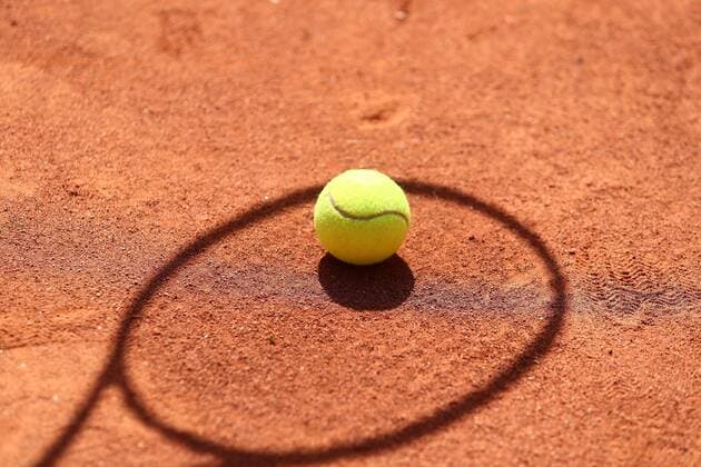 Schatten eines Tennisschlaegers und Tennisballs auf dem Sandplatz Themenfoto Tennis Themenfoto Tennis Diez Copyright: xWeissx Eibner-Pressefotox EP_rws