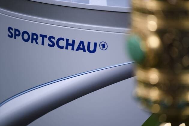 24.04.2019, xkvx, Fussball DFB-Pokal 1 2 Finale, SV Werder Bremen - FC Bayern Muenchen emspor, v.l. DFB Pokal Trophaee Pokalsieger Sieger Gewinner DFB Logo Sportschau ARD ZDF Sportschau Logo Emblem (DFL DFB REGULATIONS PROHIBIT ANY USE OF PHOTOGRAPHS as IMAGE SEQUENCES and or QUASI-VIDEO) Bremen *** 24 04 2019 xkvx Football DFB Cup 1 2 Final SV Werder Bremen FC Bayern Muenchen emspor v l DFB Cup Trophaee Cup Winner Winner Winner DFB Logo Sportschau ARD ZDF Sportschau Logo Emblem DFL DFB REGULATIONS PROHIBIT ANY USE OF PHOTOGRAPHS as IMAGE SEQUENCES and or QUASI VIDEO Bremen