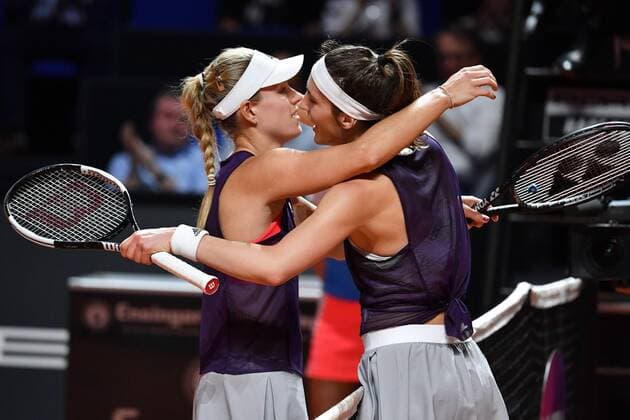 Sport Themen der Woche KW17 Sport Bilder des Tages v.li:Angelique KERBER (GER) umarmt nach ihrem Matchball die unterlegene Andrea PETKOVIC (GER), Umarmung,Trost. Aktion, Tennis Porsche Tennis Grand Prix 2019,am 25.04.2019. Porsche Arena in Stuttgart. *** v li Angelique KERBER GER embraces the defeated Andrea PETKOVIC GER after her match ball Trost Aktion Tennis Porsche Tennis Grand Prix 2019 at the 25 04 2019 Porsche Arena in Stuttgart