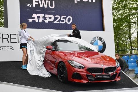 Model Lena GERCKE und Patrick KUEHNEN enthuellen das Siegerauto-einen BMW Z4 Roadster. Pressetermin-Promidoppel Lena Gercke Alexander Zverev. Tennis BMW Open 2019 am 26.04.2019 in Muenchen.