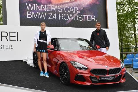 Model Lena GERCKE und Patrick KUEHNEN enthuellen das Siegerauto-einen BMW Z4 Roadster. Pressetermin-Promidoppel Lena Gercke Alexander Zverev. Tennis BMW Open 2019 am 26.04.2019 in Muenchen.