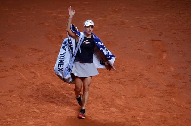 BAU 26.04.2019 Stuttgart Tennis Porsche Tennis Grand Prix, Angelique Kerber (GER) verabschiedet sich nach der Niederlage von ihren Fans
