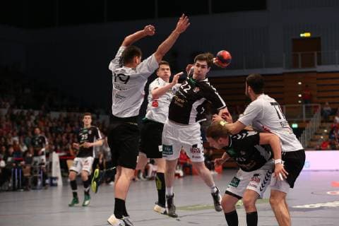Handball 2. Handball Bundesliga 2018 2019 - Handball Sportverein Hamburg vs. TV Emsdetten Philipp Bauer (Hamburg) im Zweikampf mit Yannick Dräger Draeger (Emsdetten), Sven Wesseling (Emsdetten) , rechts Marius Fuchs (Hamburg) und Janko Bozovic (Emsdetten) . Sporthalle Alsterdorf Hamburg