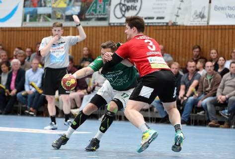v.li.: Patrick Schmidt (DJK Rimpar Wölfe), Brian Gipperich (HC Rhein Vikings), DKB 2. Handball-Bundesliga, DJK Rimpar Wölfe - HC Rhein Vikings