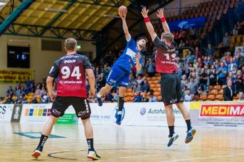 Jonas Hoenicke 20 (Dessau-Rosslauer HV 06) am Ball, Luca de Boer 19 (HSG Nordhorn Lingen), Georg Pöhle 94 waehrend der Begegnung in der Handball 2. Bundesliga (Herren) - Saison 2018-2019 zwischen Dessau-Rosslauer HV 06 und HSG Nordhorn-Lingen in der Anhalt Arena am 26. April 2019 in Dessau-Rosslau, Sachsen Anhalt, Deutschland