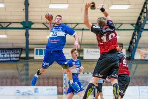 Daniel Zele 28 (Dessau-Rosslauer HV 06), Luca de Boer 19 (HSG Nordhorn Lingen) waehrend der Begegnung in der Handball 2. Bundesliga (Herren) - Saison 2018-2019 zwischen Dessau-Rosslauer HV 06 und HSG Nordhorn-Lingen in der Anhalt Arena am 26. April 2019 in Dessau-Rosslau, Sachsen Anhalt, Deutschland