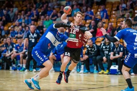 Alex Terwolbeck 18 (HSG Nordhorn Lingen), Florian Pfeiffer 14 (Dessau-Rosslauer HV 06), Thomas Pavlicek 2 (Dessau-Rosslauer HV 06) waehrend der Begegnung in der Handball 2. Bundesliga (Herren) - Saison 2018-2019 zwischen Dessau-Rosslauer HV 06 und HSG Nordhorn-Lingen in der Anhalt Arena am 26. April 2019 in Dessau-Rosslau, Sachsen Anhalt, Deutschland