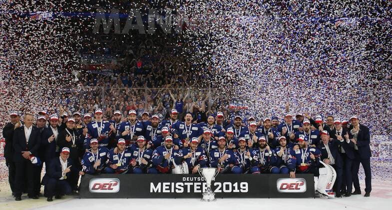 Adler Mannheim Deutscher Meister 2018 2019, Siegerjubel, Eishockey DEL, Adler Mannheim - EHC Red Bull München, 5. Finalspiel am 26.04.2019 in der SAP-Arena in Mannheim, xmdx, Adler Mannheim - EHC Red Bull München