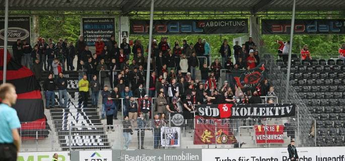 Fußball, Stadiongeschichte SG Sonnenhof Großaspach 26.04.2019, xmohx, Fussball 3.Liga, SG Sonnenhof Grossaspach - Hallescher FC emspor, v.l. Die Fans der SG Sonnenhof Großaspach (DFL DFB REGULATIONS PROHIBIT ANY USE OF PHOTOGRAPHS as IMAGE SEQUENCES and or QUASI-VIDEO) Aspach