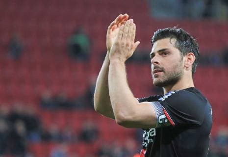 (190427) -- AUGSBURG, April 27, 2019 (Xinhua) -- Leverkusen s Kevin Volland greets the fans after a German Bundesliga match against FC Augsburg in Augsburg, Germany, on April 26, 2019. Leverkusen won 4-1. (Xinhua Philippe Ruiz) (SP)GERMANY-AUGSBURG-SOCCER-BUNDESLIGA-AUGSBURG VS LEVERKUSEN 