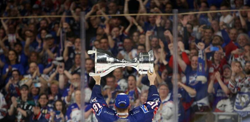 Benjamin Smith (18, Adler Mannheim) mit Pokal bei den Fans, Eishockey DEL, Adler Mannheim - EHC Red Bull München, Adler Mannheim sichern sich im 5. Finalspiel dem Titel der DEL, Siegerjubel, Freude, Sieg, Pokal, Pott, 26.04.2019, SAP-Arena Mannheim, xmdx, Adler Mannheim - EHC Red Bull München