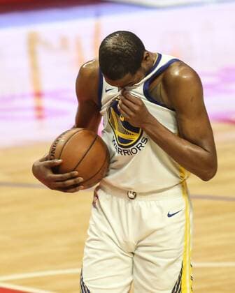 April 26, 2019 Los Angeles, CA..Golden State Warriors forward Kevin Durant 35 gets hit during game 6 of the Golden State Warriors vs Los Angeles Clippers Playoffs series at Staples Center on April 26, 2019. ( Jevone Moore) NBA Basketball Herren USA PLAYOFFS 2019: GOLDEN STATE WARRIORS VS LOS ANGELES CLIPPERS APR 26 - ZUMAc04_ 20190426_zaf_c04_195 Copyright: xJevonexMoorex xCalxSportxMediax