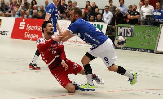 TuS Ferndorf - TV Hüttenberg, 26.04.2019 v. lks.: Marijan Basic (TuS Ferndorf) mit dem 2:4, Daniel Wernig (TV Hüttenberg) Kreuztal Stählerwiese Deutschland