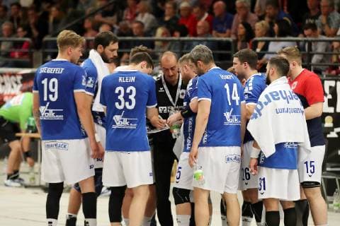 TuS Ferndorf - TV Hüttenberg, 26.04.2019 Bildmitte: Trainer Emir Kurtagic (TV Hüttenberg) mit seiner Mannschaft in der Auszeit, Kreuztal Stählerwiese Deutschland