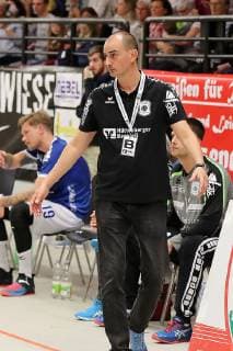 TuS Ferndorf - TV Hüttenberg, 26.04.2019 Trainer Emir Kurtagic (TV Hüttenberg), scheint unzufrieden, Kreuztal Stählerwiese Deutschland