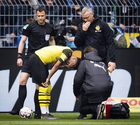 Sport Themen der Woche KW17 Sport Bilder des Tages Dortmund, 27.04.2019 Jadon Malik Sancho (BvB) wird beim Torjubel von einem Gegenstand getroffen und im Gesicht verletzt Borussia Dortmund - FC Schalke 04 *** Dortmund 27 04 2019 Jadon Malik Sancho BvB is hit by an object during a goal celebration and injured in the face Borussia Dortmund FC Schalke 04