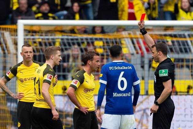 Sport Themen der Woche KW17 Sport Bilder des Tages Dortmund, Germany 27.04.2018, 1. Bundesiga, 31. Spieltag, BV Borussia Dortmund - FC Schalke 04, Marco Reus (BVB) bekomt von schiedsrichter Felix Zwayer die rote karte , ( DeFodi001 *** Dortmund Germany 27 04 2018 1 Bundesiga 31 Matchday BV Borussia Dortmund FC Schalke 04 Marco Reus BVB receives the red card DeFodi001 from referee Felix Zwayer