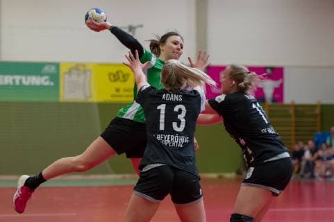 v.li.: Merle Heidergott (SV Werder Bremen, 3) beim Wurf, Spielszene, Aktion, Action, Pia Adams (TV Beyeröhde, 13) und Johanna Heldmann (TV Beyeröhde, 11), Handball, 2. Bundesliga Frauen, SV Werder Bremen - TV Beyeröhde