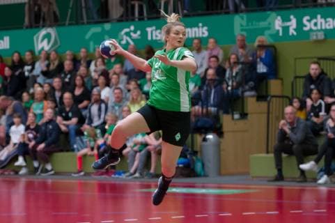 Alina Otto (SV Werder Bremen, 27) beim Wurf, Spielszene, Aktion, Action, Handball, 2. Bundesliga Frauen, SV Werder Bremen - TV Beyeröhde