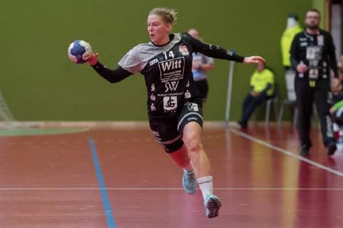 v.li.: Michelle Stefes (TV Beyeröhde, 14) am Ball, Spielszene, Aktion, Action, Handball, 2. Bundesliga Frauen, SV Werder Bremen - TV Beyeröhde