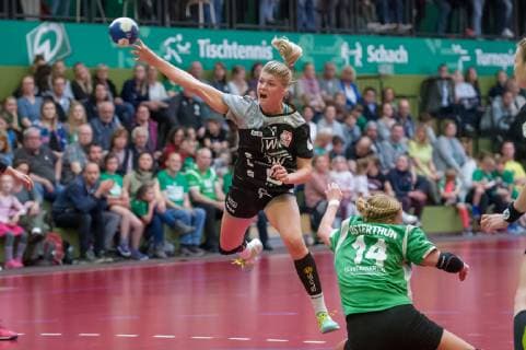 v.li.: Pia Adams (TV Beyeröhde, 13) beim Wurf, Spielszene, Aktion, Action, Handball, 2. Bundesliga Frauen, SV Werder Bremen - TV Beyeröhde