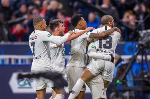 Joie des joueurs de l equipe PSG - Dani Alves ( PSG ) FOOTBALL : Stade Rennais vs Paris Saint Germain - Finale Coupe de France - 27 04 2019 FedericoPestellini Panoramic 
