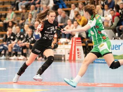 18 Iveta Luzumova (Thüringer HC) gegen 2 Anja Brugger (Frisch Auf Frauen), Frisch Auf! Göppingen vs. Thüringer HC, Handball, Frauen, 1. Bundesliga, 27.04.2019 Frisch Auf! Göppingen vs. Thüringer HC, Handball, Frauen, 1. Bundesliga, 27.04.2019 Göppingen Copyright: xEIBNER Michael_Schmidtx EP_MST