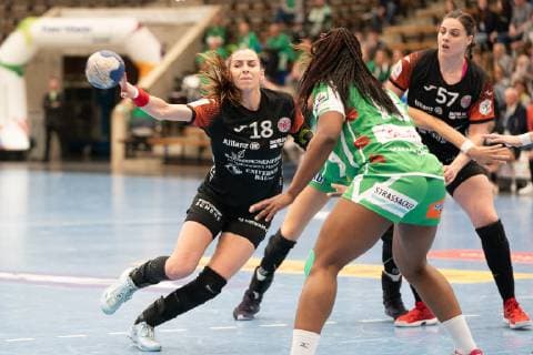 18 Iveta Luzumova (Thüringer HC) gegen 10 Prudence Georgette Kinlend (Frisch Auf Frauen), Frisch Auf! Göppingen vs. SV Union Halle-Neustadt, Handball, Frauen, 1. Bundesliga, 15.09.2018, Frisch Auf! Göppingen vs. SV Union Halle-Neustadt, Handball, Frauen, 1. Bundesliga, 15.09.2018, Foto: Michael Schmidt Eibner-Pressefoto Göppingen Copyright: xEIBNER Michael_Schmidtx EP_MST