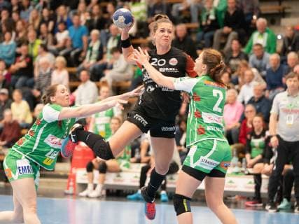 20 Emily Bölk (Thüringer HC) gegen 2 Anja Brugger (Frisch Auf Frauen) und 9 Johanna Schindler (Frisch Auf Frauen), Frisch Auf! Göppingen vs. Thüringer HC, Handball, Frauen, 1. Bundesliga, 27.04.2019 Frisch Auf! Göppingen vs. Thüringer HC, Handball, Frauen, 1. Bundesliga, 27.04.2019 Göppingen Copyright: xEIBNER Michael_Schmidtx EP_MST