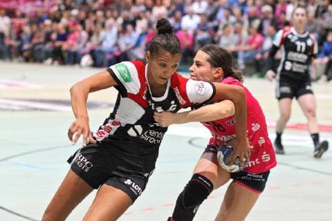 Rafika Ettaqi (HSG Bensheim Auerbach 6) gegen Julia Harsfalvi (TusSies Metzingen 18) TusSies Metzingen, Handball, HBF Ligaspiel , 27.04.2019, Foto:TBaur Eibner TusSies Metzingen vs.HSG Bensheim Auerbach Metzingen Copyright: xEIBNER TobiasxBaurx EP_TBR