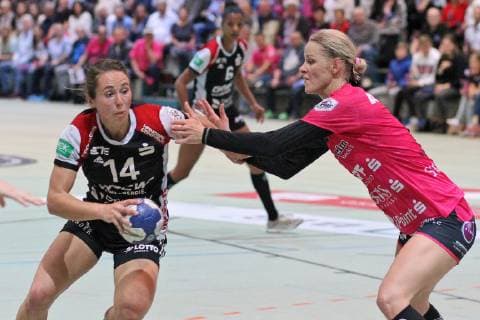 Sanne Hoekstra (HSG Bensheim Auerbach 14) gegen Shenia Minevskaja (TusSies Metzingen 13) TusSies Metzingen, Handball, HBF Ligaspiel , 27.04.2019, Foto:TBaur Eibner TusSies Metzingen vs.HSG Bensheim Auerbach Metzingen Copyright: xEIBNER TobiasxBaurx EP_TBR