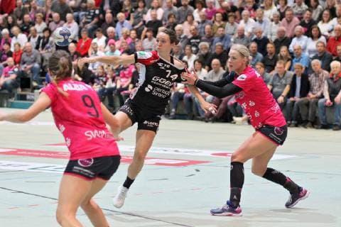 Sanne Hoekstra (HSG Bensheim Auerbach 14) gegen Shenia Minevskaja (TusSies Metzingen 13) TusSies Metzingen, Handball, HBF Ligaspiel , 27.04.2019, Foto:TBaur Eibner TusSies Metzingen vs.HSG Bensheim Auerbach Metzingen Copyright: xEIBNER TobiasxBaurx EP_TBR