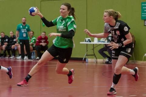 v.li.: Merle Heidergott (SV Werder Bremen, 3) und Anna-Lena Tomlik (TV Beyeröhde, 20) im Zweikampf, Duell, Spielszene, Aktion, Action, Handball, 2. Bundesliga Frauen, SV Werder Bremen - TV Beyeröhde