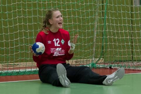 Marie Andresen (Torhüterin, Torwart, SV Werder Bremen, 12) sitzt am Boden, gibt Anweisungen, gestikuliert, mit den Armen gestikulieren, Handball, 2. Bundesliga Frauen, SV Werder Bremen - TV Beyeröhde