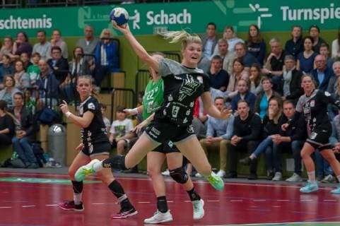 Pia Adams (TV Beyeröhde, 13) beim Wurf, Spielszene, Aktion, Action, Handball, 2. Bundesliga Frauen, SV Werder Bremen - TV Beyeröhde