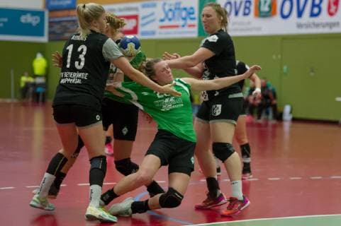 v.li.: Pia Adams (TV Beyeröhde, 13) und Jennifer Börsen (SV Werder Bremen, 22) im Zweikampf, Duell, Spielszene, Aktion, Action, Handball, 2. Bundesliga Frauen, SV Werder Bremen - TV Beyeröhde