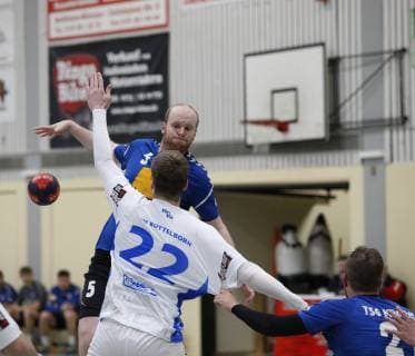 Deutschland - Kelkheim - Münster - 27.04.2019 Handball - Hessen - Oberliga - Herren Saison 2018 2019 TSG Münster (blau) - TV Büttelborn (ws) v.l. Marc Zelser (Münster), Manuel Janz (TV Büttelborn) TSG Münster - TV Büttelborn
