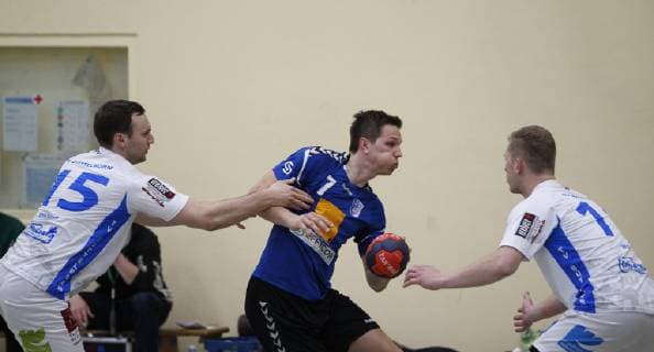 Deutschland - Kelkheim - Münster - 27.04.2019 Handball - Hessen - Oberliga - Herren Saison 2018 2019 TSG Münster (blau) - TV Büttelborn (ws) v.l. Maximilian Kehlenbach (TV Büttelborn), Jonas Höllebrand (Münster), Philip Wesp (TV Büttelborn) TSG Münster - TV Büttelborn