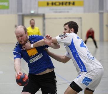 Deutschland - Kelkheim - Münster - 27.04.2019 Handball - Hessen - Oberliga - Herren Saison 2018 2019 TSG Münster (blau) - TV Büttelborn (ws) v.l. Marc Zelser (Münster), Lars Werkmann (TV Büttelborn) TSG Münster - TV Büttelborn
