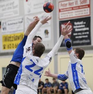 Deutschland - Kelkheim - Münster - 27.04.2019 Handball - Hessen - Oberliga - Herren Saison 2018 2019 TSG Münster (blau) - TV Büttelborn (ws) v.l. Jonas Höllebrand (Münster), Manuel Janz (TV Büttelborn), Michael Wagner (TV Büttelborn) TSG Münster - TV Büttelborn