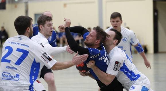 Deutschland - Kelkheim - Münster - 27.04.2019 Handball - Hessen - Oberliga - Herren Saison 2018 2019 TSG Münster (blau) - TV Büttelborn (ws) v.l. Lars Werkmann (TV Büttelborn), Sebastian Jacobi (Münster), Maximilian Kehlenbach (TV Büttelborn) TSG Münster - TV Büttelborn