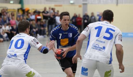 Deutschland - Kelkheim - Münster - 27.04.2019 Handball - Hessen - Oberliga - Herren Saison 2018 2019 TSG Münster (blau) - TV Büttelborn (ws) v.l. Michael Wagner (TV Büttelborn), Jonas Höllebrand (Münster), Maximilian Kehlenbach (TV Büttelborn) TSG Münster - TV Büttelborn
