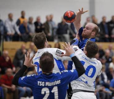 Deutschland - Kelkheim - Münster - 27.04.2019 Handball - Hessen - Oberliga - Herren Saison 2018 2019 TSG Münster (blau) - TV Büttelborn (ws) v.l. Sebastian Jacobi (Münster), Manuel Janz (TV Büttelborn), Marc Zelser (Münster), Michael Wagner (TV Büttelborn) TSG Münster - TV Büttelborn