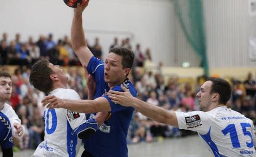 Deutschland - Kelkheim - Münster - 27.04.2019 Handball - Hessen - Oberliga - Herren Saison 2018 2019 TSG Münster (blau) - TV Büttelborn (ws) v.l. Michael Wagner (TV Büttelborn), Jonas Höllebrand (Münster), Maximilian Kehlenbach (TV Büttelborn) TSG Münster - TV Büttelborn
