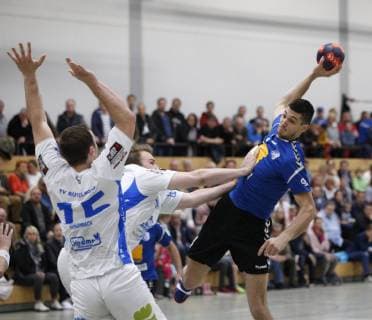 Deutschland - Kelkheim - Münster - 27.04.2019 Handball - Hessen - Oberliga - Herren Saison 2018 2019 TSG Münster (blau) - TV Büttelborn (ws) v.l. Maximilian Kehlenbach (TV Büttelborn), Daniel Hackeschmidt (TV Büttelborn), Klaudio Hranjec (Münster) TSG Münster - TV Büttelborn