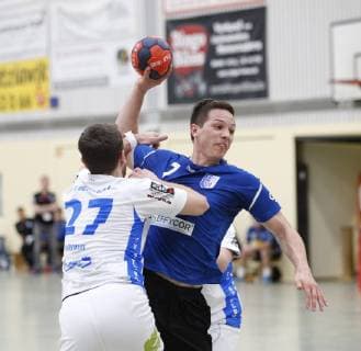 Deutschland - Kelkheim - Münster - 27.04.2019 Handball - Hessen - Oberliga - Herren Saison 2018 2019 TSG Münster (blau) - TV Büttelborn (ws) v.l. Lars Werkmann (TV Büttelborn), Jonas Höllebrand (Münster) TSG Münster - TV Büttelborn