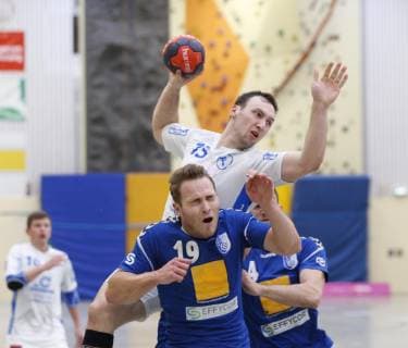 Deutschland - Kelkheim - Münster - 27.04.2019 Handball - Hessen - Oberliga - Herren Saison 2018 2019 TSG Münster (blau) - TV Büttelborn (ws) v.l. Felix Ikenmeyer (Münster), Maximilian Kehlenbach (TV Büttelborn), Klaudio Hranjec (Münster) TSG Münster - TV Büttelborn