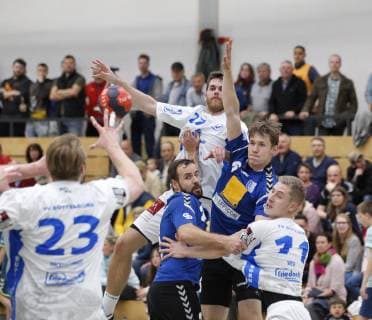 Deutschland - Kelkheim - Münster - 27.04.2019 Handball - Hessen - Oberliga - Herren Saison 2018 2019 TSG Münster (blau) - TV Büttelborn (ws) v.l. Daniel Hackeschmidt (TV Büttelborn), Julian Schuster (Münster), Lars Werkmann (TV Büttelborn), Linus Marxer (Münster), Philip Wesp (TV Büttelborn) TSG Münster - TV Büttelborn