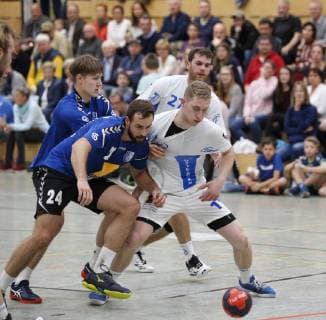 Deutschland - Kelkheim - Münster - 27.04.2019 Handball - Hessen - Oberliga - Herren Saison 2018 2019 TSG Münster (blau) - TV Büttelborn (ws) v.l. Linus Marxer (Münster), Julian Schuster (Münster), Philip Wesp (TV Büttelborn) TSG Münster - TV Büttelborn