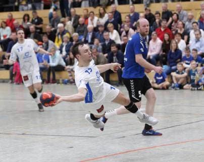 Deutschland - Kelkheim - Münster - 27.04.2019 Handball - Hessen - Oberliga - Herren Saison 2018 2019 TSG Münster (blau) - TV Büttelborn (ws) v.l. Maximilian Kehlenbach (TV Büttelborn), Marc Zelser (Münster) TSG Münster - TV Büttelborn